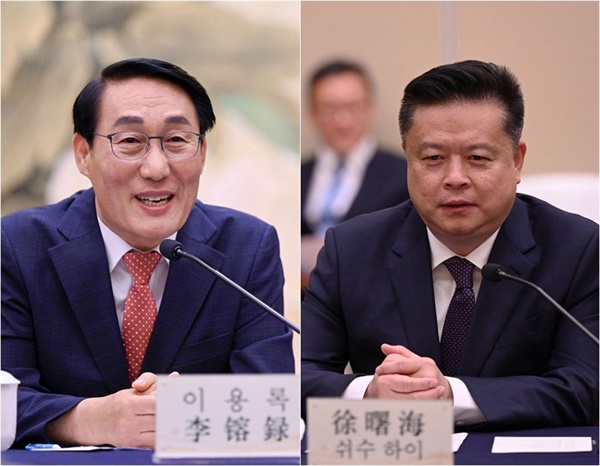지난 15일 중국 전장시에서 이용록(사진, 왼쪽) 군수와 쉬수 하이(사진, 오른쪽) 시장은 우호 협력관계 활성화 협약을 체결했다.
