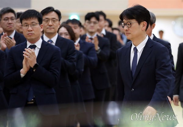 이창수 신임 서울중앙지검장 취임식 이창수 신임 서울중앙지검장 취임식이 16일 오후 서울 서초구 서울중앙지검 청사에서 열렸다. 이 신임 중앙지검장이 입장하고 있다.