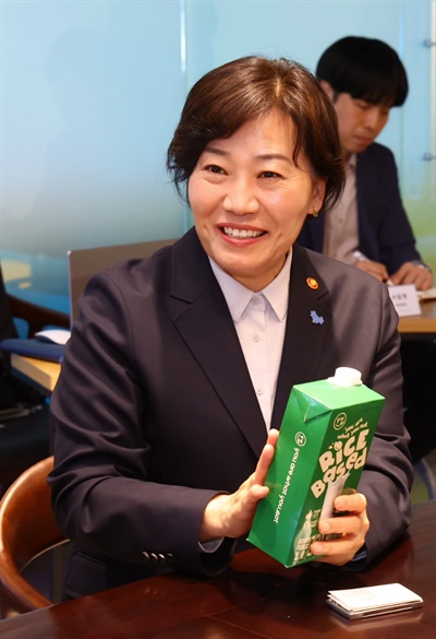 송미령 농식품부 장관이 16일 신세계푸드연구소를 찾아 가루쌀로 만든 대체우유에 대해 설명을 듣고 있다.