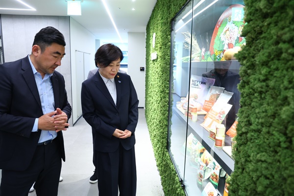 송미령 농식품부 장관이 16일 신세계푸드연구소를 찾아 송현석 신세계푸드 대표로부터 제품 전시관 설명을 듣고 있다. 