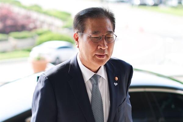 박성재 법무부 장관이 9일 오전 정부과천청사 법무부로 출근하고 있다.