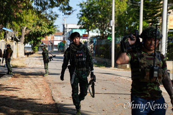 미얀마 군부에 저항하는 소수민족 무장 단체인 카레니민족방위군(KNDF) 소속 군인들. 2023년 2월 촬영.