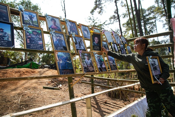 미얀마 소수민족 무장 단체인 카레니민족방위군(KNDF) 소속 군인 약 200명이 2021년부터 3년 이상 계속되는 군부와의 내전 과정에서 목숨을 잃었다. 2024년 2월 촬영.