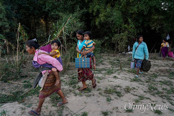 내전을 피해 떠나는 미얀마 난민들. 2023년 촬영.