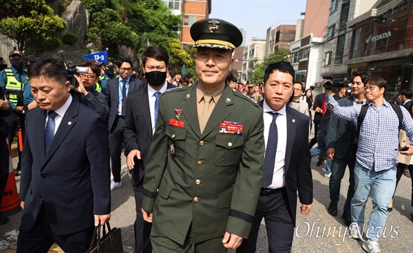 박정훈 대령이 지난 5월 17일 오전 서울 용산구 군사법원에서 열리는 해병대 채상병 순직사건 관련 항명 혐의 제4차 공판에 출석하고 있다.