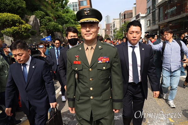 박정훈 대령이 17일 오전 서울 용산구 군사법원에서 열리는 해병대 채상병 순직사건 관련 항명 혐의 제4차 공판에 출석하고 있다.