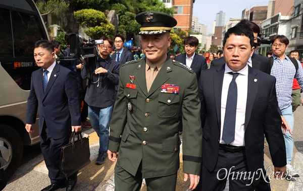 박정훈 대령이 17일 오전 서울 용산구 군사법원에서 열리는 해병대 채상병 순직사건 관련 항명 혐의 제4차 공판에 출석하고 있다.