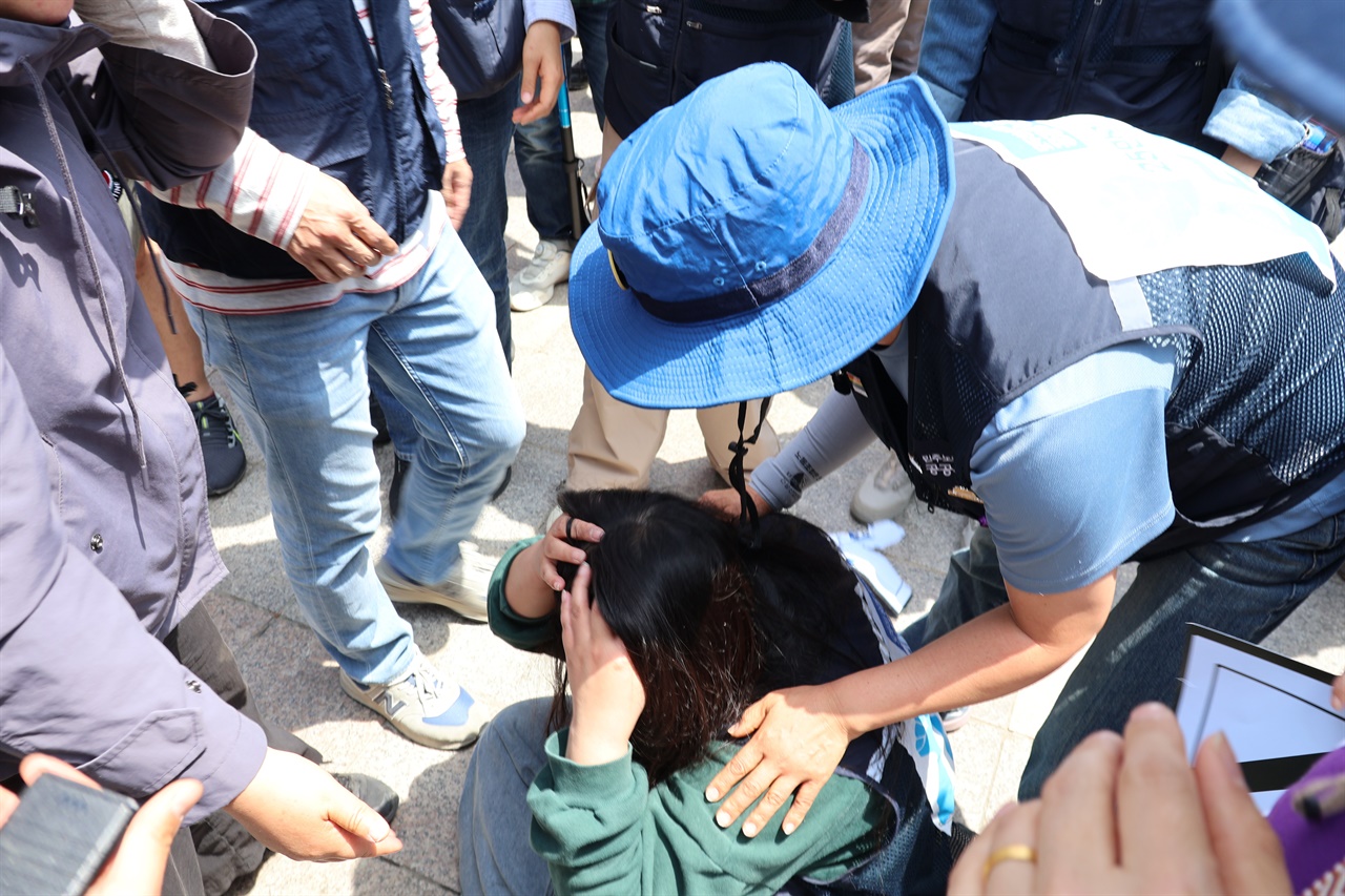 공공운수노조 소속 임원이 경찰과 대치를 하던 도중 경찰들의 힘에 떠밀려 부상을 당했다.