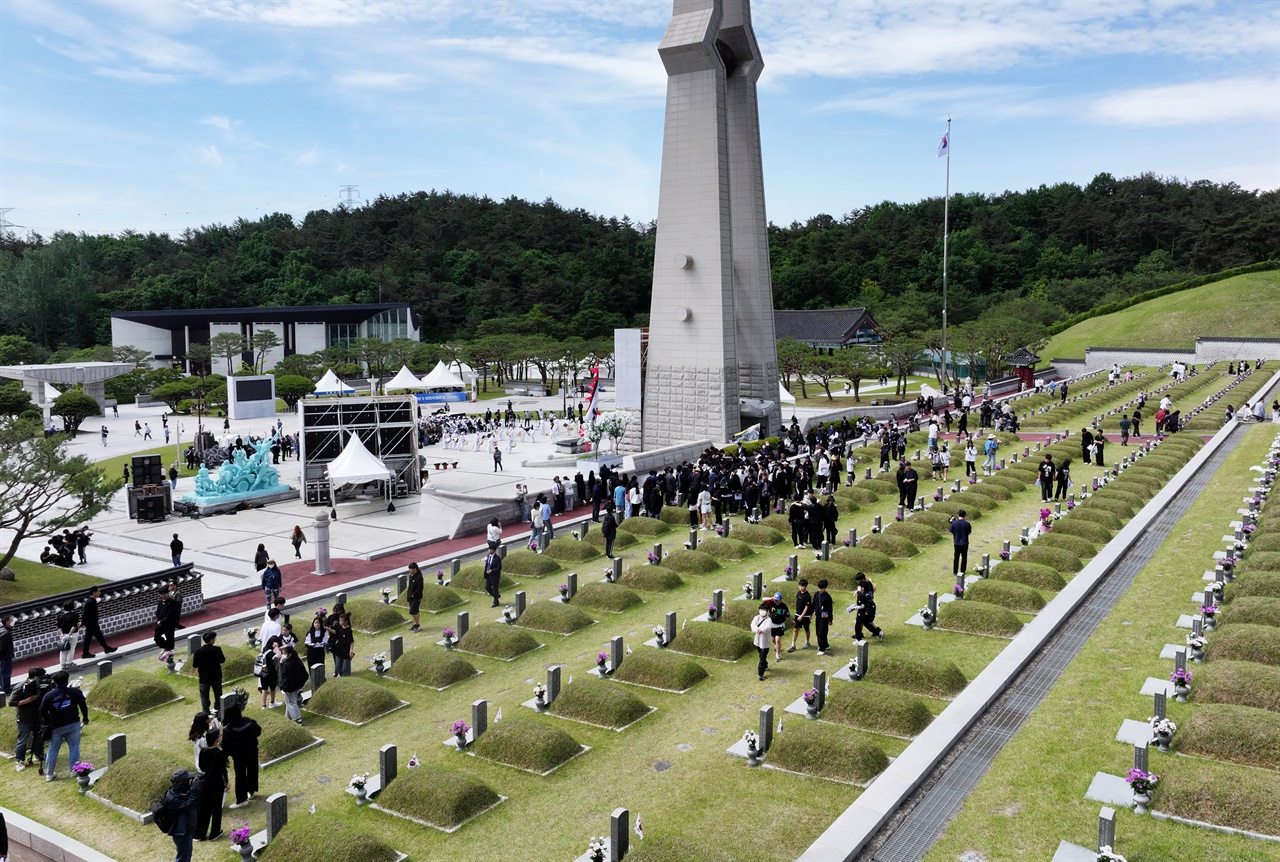 5·18 민주화운동 기념일을 하루 앞둔 17일 광주 북구 국립 5·18 민주묘지에 추모객들의 발길이 이어지고 있다. 2024.5.17