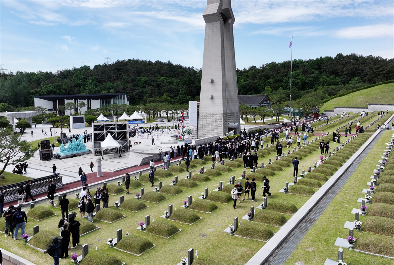  5·18 민주화운동 기념일을 하루 앞둔 17일 광주 북구 국립 5·18 민주묘지에 추모객들의 발길이 이어지고 있다. 2024.5.17