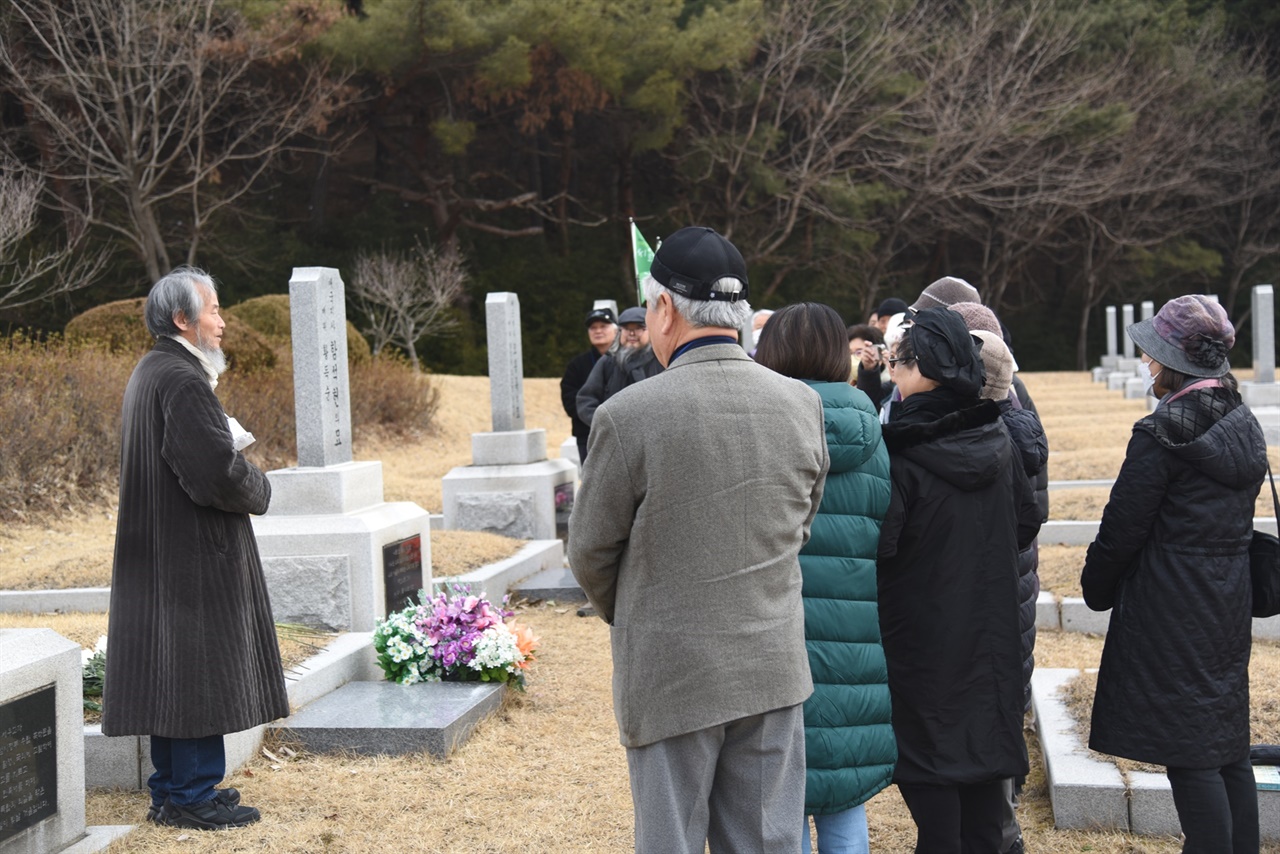 함석헌 선생의 기일을 하루 앞둔 2024년 2월 3일, 씨알순례길 참가자들이 함석헌 선생의 묘 앞에 모였다