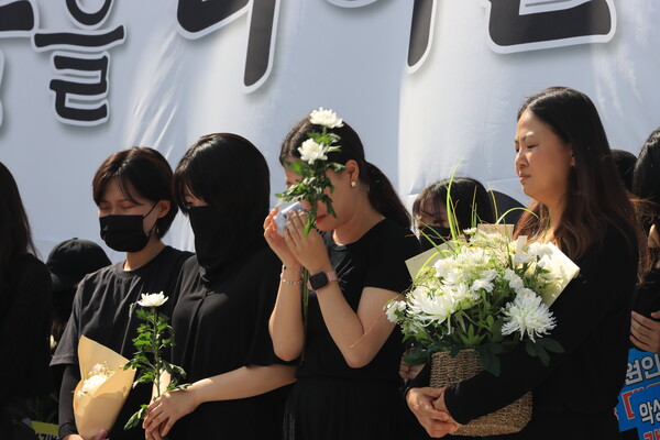 전국교사일동이 개최한 2023.9.2집회에서 동료교사들이 서이초 故박선생님을 추모하고 있다.ⓒ교육언론창
