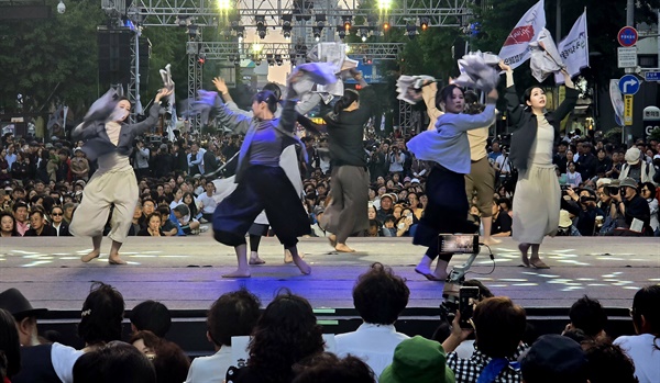 제44주년 5·18민주화운동 전야제가 열린 17일 오후 광주광역시 동구 금남로 무대에서 오월을 주제로 공연이 펼쳐지고 있다.