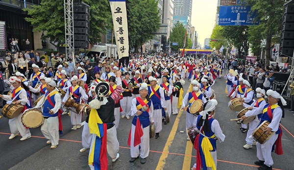 제44주년 5·18민주화운동 기념일을 하루 앞둔 17일 오후 광주광역시 동구 금남로에서 전야제가 열렸다. 민주평화대행진 행렬을 이끈 오월풍물단이 거리굿을 펼치며 입장하고 있다.