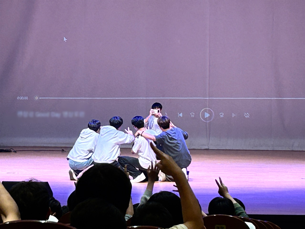아이돌 가수가 출연하는 대학 축제 못지않게 톡톡튀는 고등학교 축제 현장 열기가 뜨겁다.