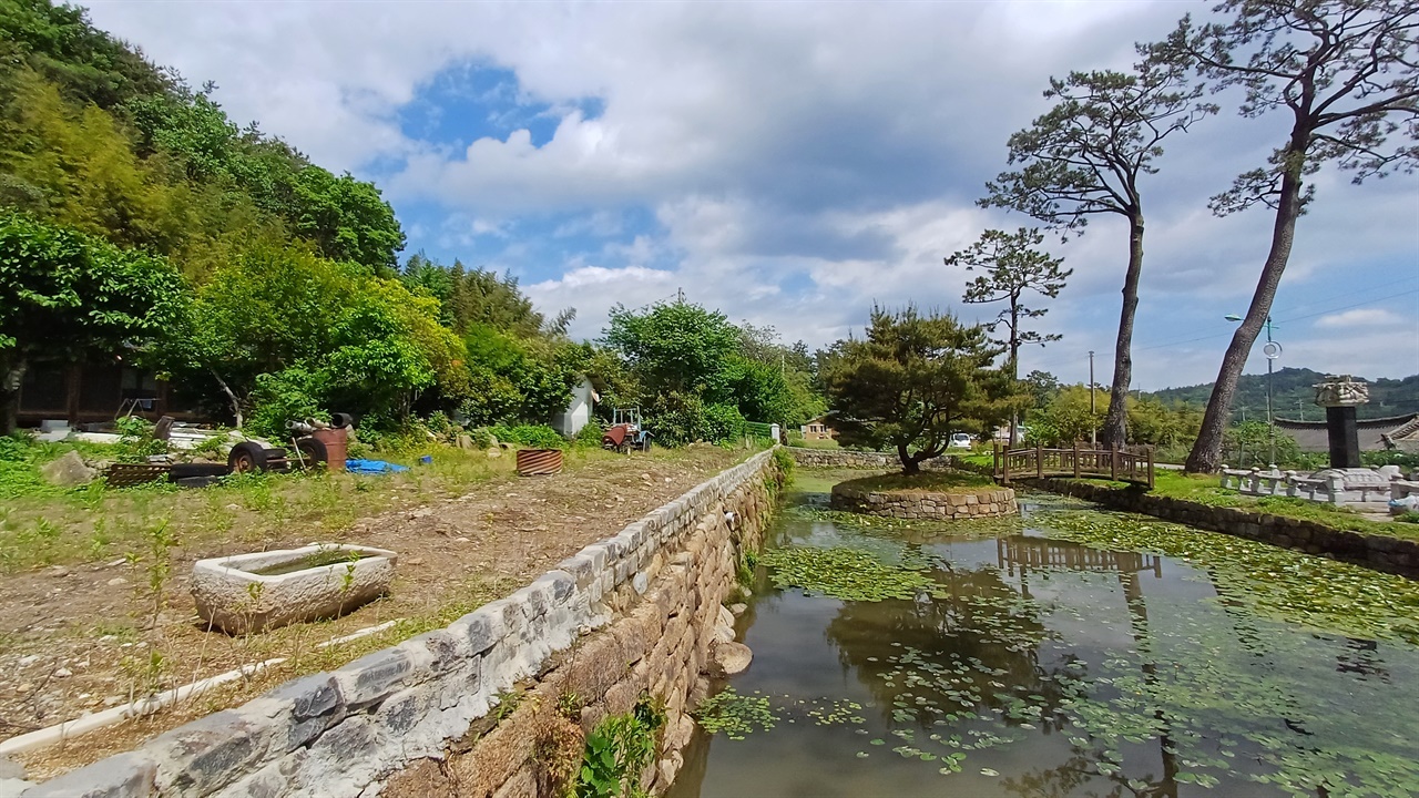 양산항 집터 앞 연못. 다전마을의 풍경을 대표한다.