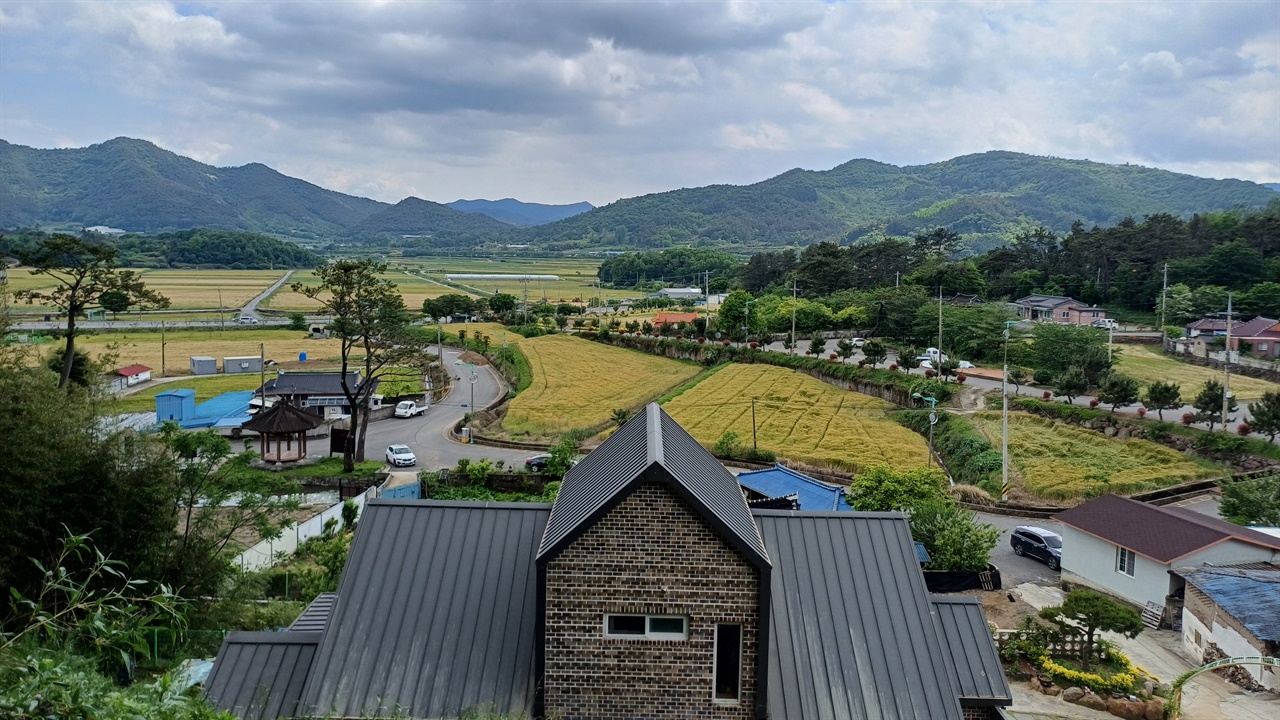 마을 뒷산에서 내려다 본 다전마을 풍경. 오른쪽은 박곡마을이다.