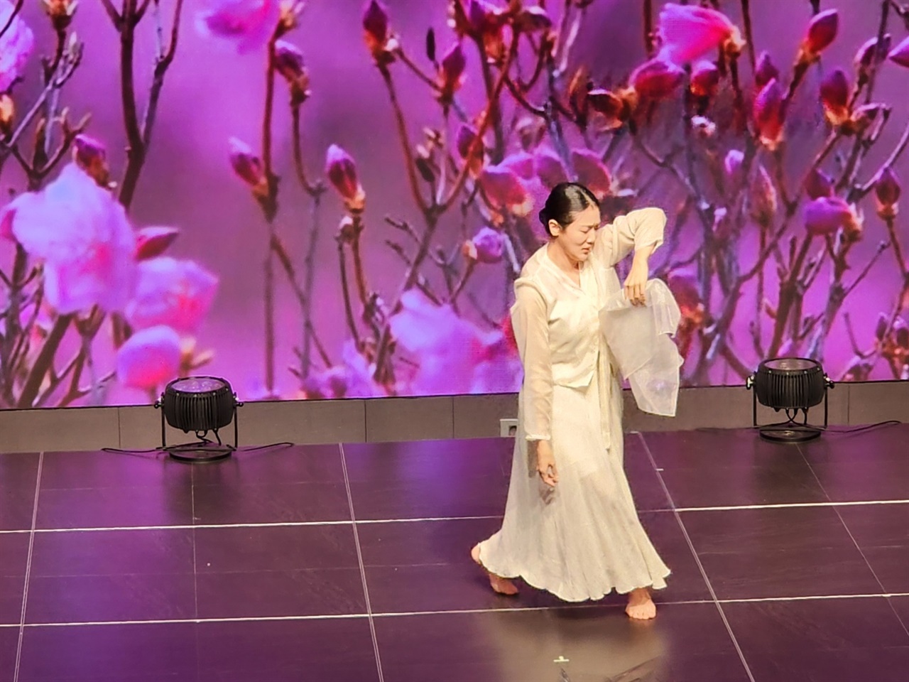 오월민중항쟁을 재현한 '시민군' 책의 출간례에서 권혜인 무용가의 기념공연이 열리고 있다.