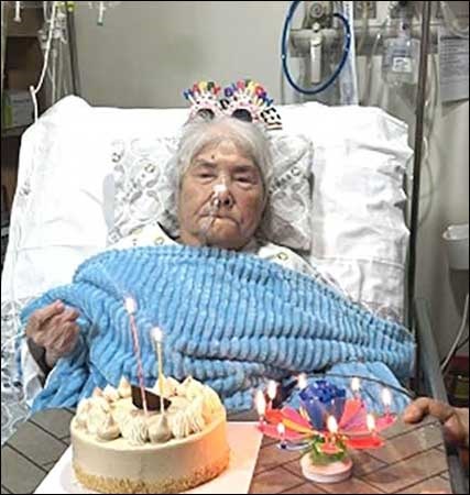 5월 10일, 98세 생일 케이크와 왕관을 병실 간호사들이 정성껏 차려주었다.