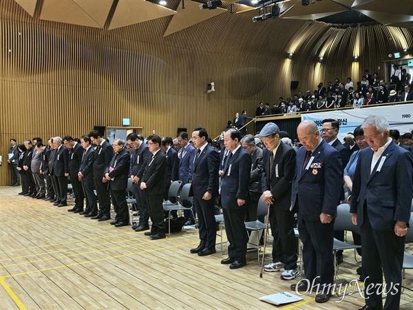 18일 오전 서울 중구 서울특별시청에서 열린 '5·18민주화운동 제44주년 서울기념식'에서 참석자들이 희생 영령을 위해 묵념하는 모습.