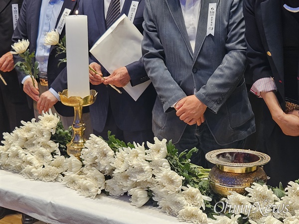 18일 오전 서울 중구 서울특별시청에서 열린 '5·18민주화운동 제44주년 서울기념식'에서 참석자들이 희생 영령을 위해 헌화 분향하는 모습.