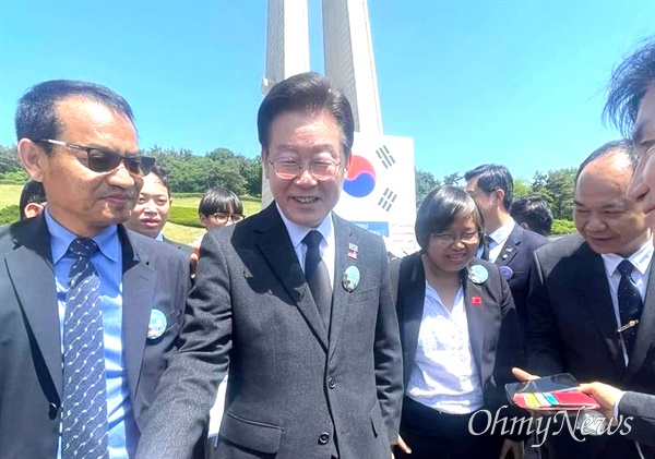 미얀마 국민통합정부(NUG) 진 마 아웅 외교부 장관과 틴 툰 나이 기획재정부 장관, 5.18민주화운동 기념식 참석해 이재명 대표 만나.