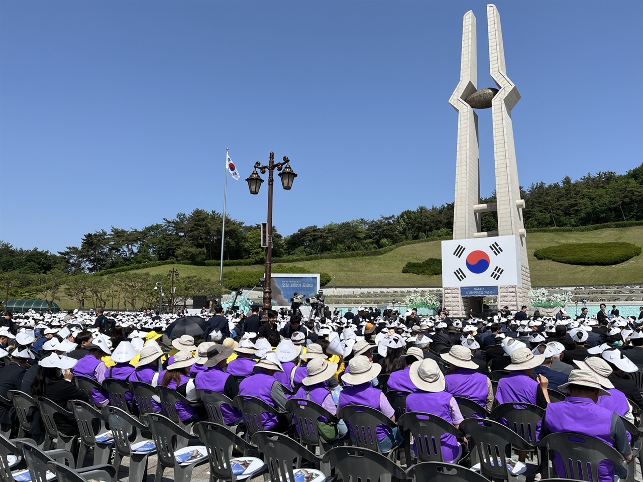 기념식에 참석한 세월호 참사 유족들과 이태원 참사 유족들의 모습. 