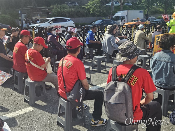 18일 오후 4시께 서울 용산구 한강진역 2번 출구 앞에서 열린 '이채양명주 시민연대 4자 집회'에 정의자유해병연대 회원들이 참석했다.