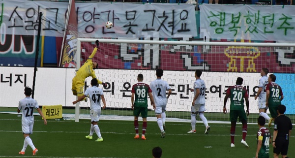  90+5분, 인천 유나이티드 FC 골키퍼 민성준이 대전하나 시티즌 송창석의 바운드 슛을 날아올라 손끝으로 쳐내고 있다.