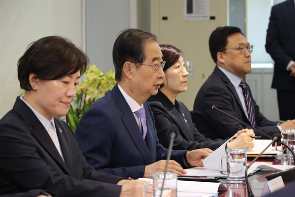 한덕수 국무총리가 16일 인천 중구 인천공항본부세관 특송물류센터에서 열린 제39회 국정현안관계장관회의에서 발언하고 있다. 2024.5.16