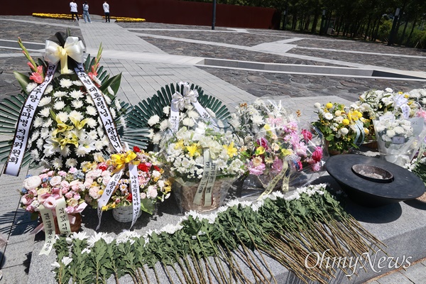 고 노무현 대통령 서거 15주기를 앞둔 5월 19일 봉하마을 묘소에 참배객들이 줄을 잇고 있다.