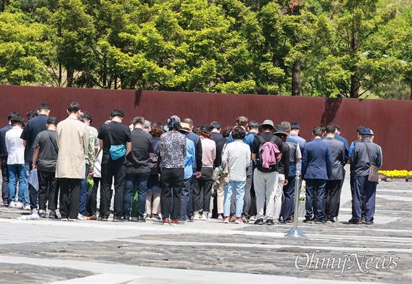 고 노무현 대통령 서거 15주기를 앞둔 5월 19일 봉하마을 묘소에 참배객들이 줄을 잇고 있다.