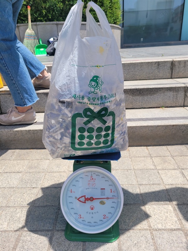 바다의시작 캠페인 참여자들이 청주 성안길에서 수거한 담배꽁초. 자그마치 1.2kg에 달한다.