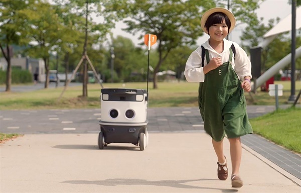 경기 성남시가 전국 지자체 중 최초로 올해 8월부터 판교역 인근과 서현동 일원에서 중소상공인과 시민을 위한 로봇 배송 서비스를 시작한다.