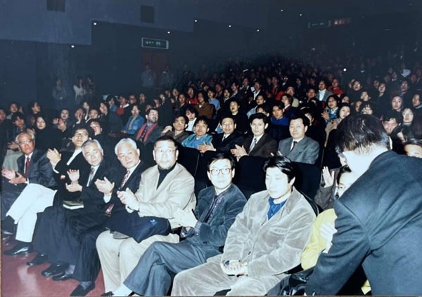  1990년대 시네필이 몰렸던 1996년 2회 서울국제독립영화제 개막식. 대학로 동숭아트센터에서 열렸다. 