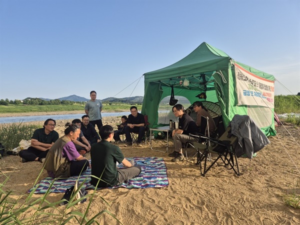 19일 세종보 천막농성장을 지키고 있는 환경단체 회원들 (사진=김남균 기자)