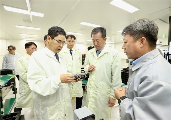 김창기 국세청장(왼쪽)이 20일 충북 오창과학산업단지의 중견기업 파워로직스를 방문해, 이차전지 배터리 팩 생산에 대한 이야기를 나누고 있다.