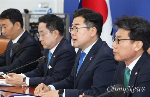 박찬대 더불어민주당 원내대표가 21일 오전 서울 여의도 국회에서 열린 원내대책회의에서 발언하고 있다.