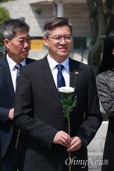 진일표(陳日彪) 주부산 중국총영사관 총영사가 21일 오전 봉하마을을 찾아 고 노무현 대통령 묘소를 참배했다.