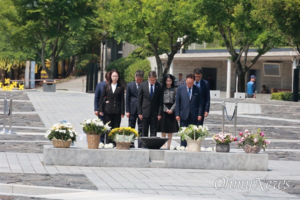 진일표(陳日彪) 주부산 중국총영사관 총영사가 21일 오전 봉하마을을 찾아 고 노무현 대통령 묘소를 참배했다.