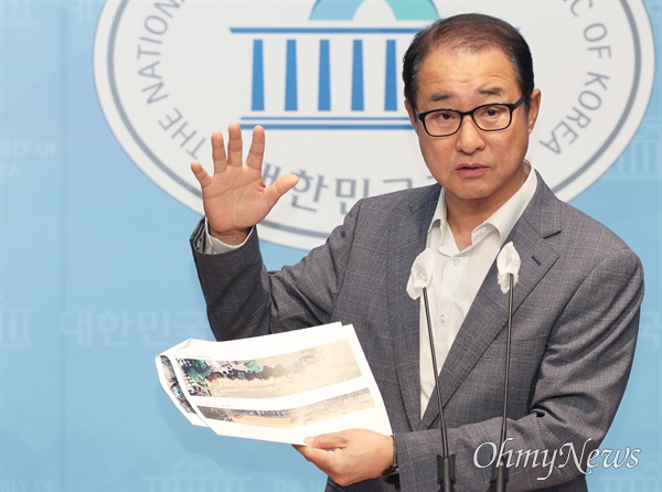 이성만 무소속 의원이 지난 5월 21일 오전 서울 여의도 국회 소통관에서 기자회견을 하고 있다.
