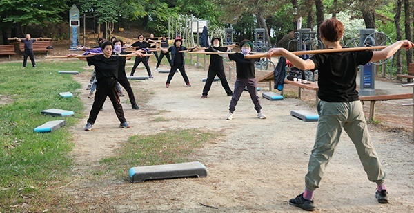 주민들이 봉대미산 체육공원에서 생활체조를 하고 있다.