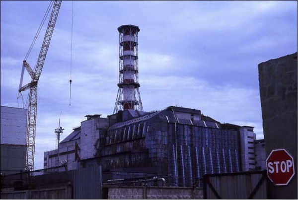 체르노빌 핵사고 현장, 사고난 4호기를 석관으로 덮어놨다. 1994년 최예용 현지 촬영