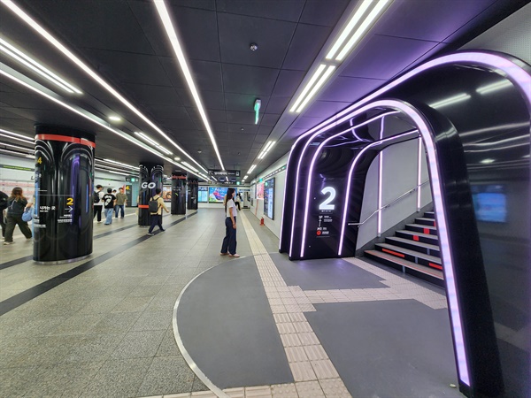 서울시는 지하철 역사 혁신프로젝트의 하나로 추진 중인 '펀스테이션'의 1호 시설로 '여의나루역 러너스테이션'을 개관한다고 5월 21일 밝혔다. 러너스테이션은 B1∼M1 두 개 층 일부 공간에 조성됐다. 사진은 M1층 전경.