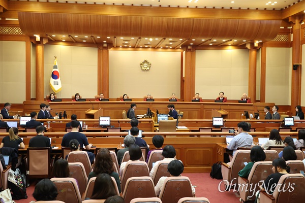  지난 5월 21일 오후 서울 종로구 헌법재판소앞에서 기후 헌법소원 마지막 공개변론이 최종 진술자 김서경 청소년기후소송 청구인, 황인철 시민기후소송 청구인, 한제아 아기기후소송 청구인이 참석한 가운데 열리고 있다.