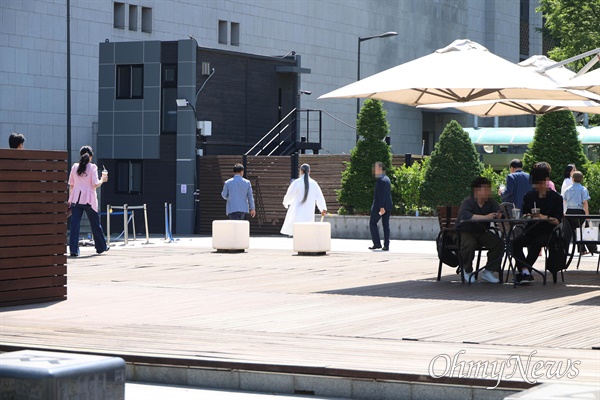 역술인 천공(본명 이천공)이 21일 오후 서울 광화문광장 부근에서 일행들과 함께 커피를 마신 뒤 광화문역 구내 한 도자기 작품 전시장을 방문하기 위해 이동하고 있다.