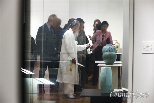 역술인 천공(본명 이천공)이 21일 오후 서울 광화문역 구내 한 도자기 작품 전시장을 방문하고 있다.