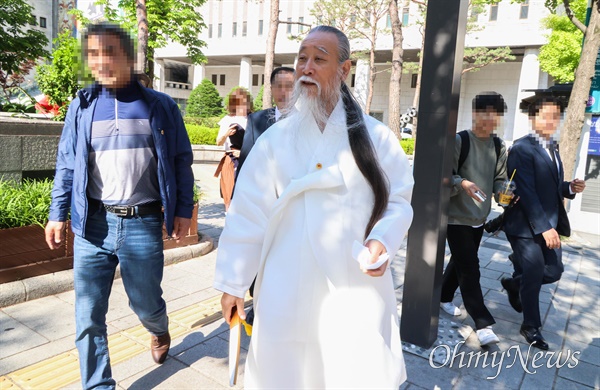 역술인 천공(본명 이천공)이 21일 오후 서울 광화문역 구내 한 도자기 작품 전시장을 방문한 뒤 나오고 있다.