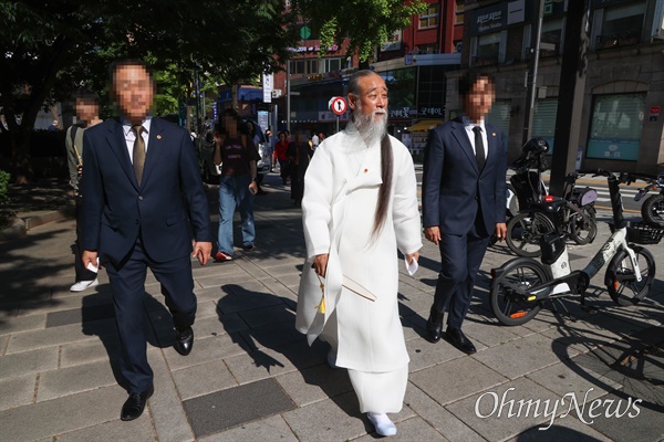 역술인 천공(본명 이천공)이 21일 오후 서울 광화문역 구내 한 도자기 작품 전시장을 방문한 뒤 나오고 있다.