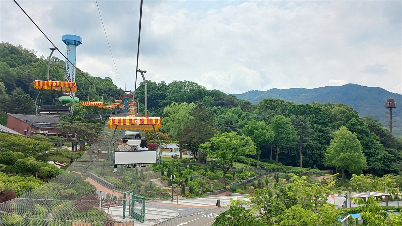 서울동물원 내 리프트. 대공원역 근처에서 입구까지 가는 1호선과 입구에서 정상까지 가는 2호선이 있는데, 우리는 2호선을 탔다.